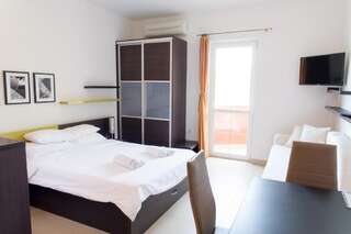 Апартаменты Apartments Alessandra Свети-Стефан Номер-студио с балконом и видом на море-69